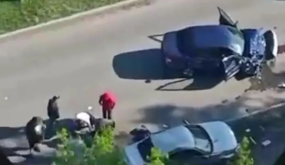 В районе Сипайлово на набережной реки Уфа произошла авария с участием двух машин, есть пострадавшие.