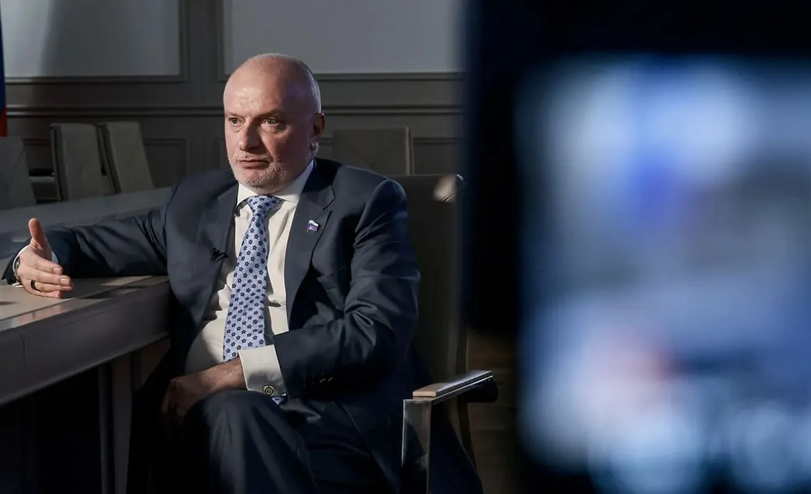 Новый закон позволяет арестовывать имущество граждан, покинувших Россию, если они совершили административные правонарушения за рубежом. По словам сенатора Андрея Клишаса, мера призвана обеспечить неотвратимость ответственности при соблюдении прав человека.