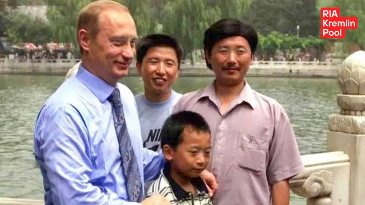 Пэн Пай, с которым был сделан снимок в 2000 году, стал инженером, учился в Москве и рассказал, что мечтает об этом поговорить с президентом.