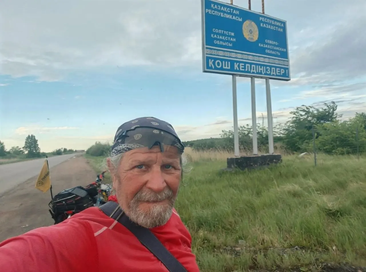 Андрей Козлов, направляющийся из Брянска во Владивосток, за 31 день пути практически достиг Омской области, проезжая через Казахстан и перенося жару и сложные дорожные условия.