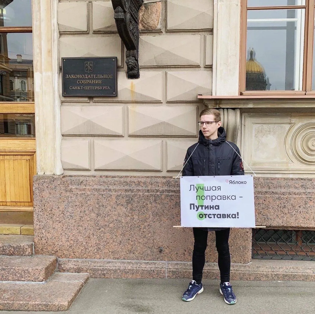 Вадим Ваганов сообщил, что его объявили в федеральный розыск; точная статья обвинения пока неизвестна. Ранее на него наложили административные штрафы за «иностранного агента» и «ЛГБТ‑пропаганду», а Минюст внёс его в соответствующий реестр.
