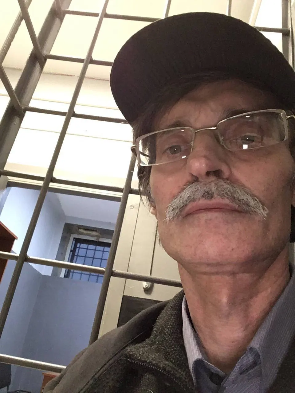 Суд в Петрозаводске оштрафовал лидера городской фракции «Яблоко» Дмитрия Рыбакова по статье о демонстрации экстремистской символики; решение может помешать ему участвовать в осенних «выборах».