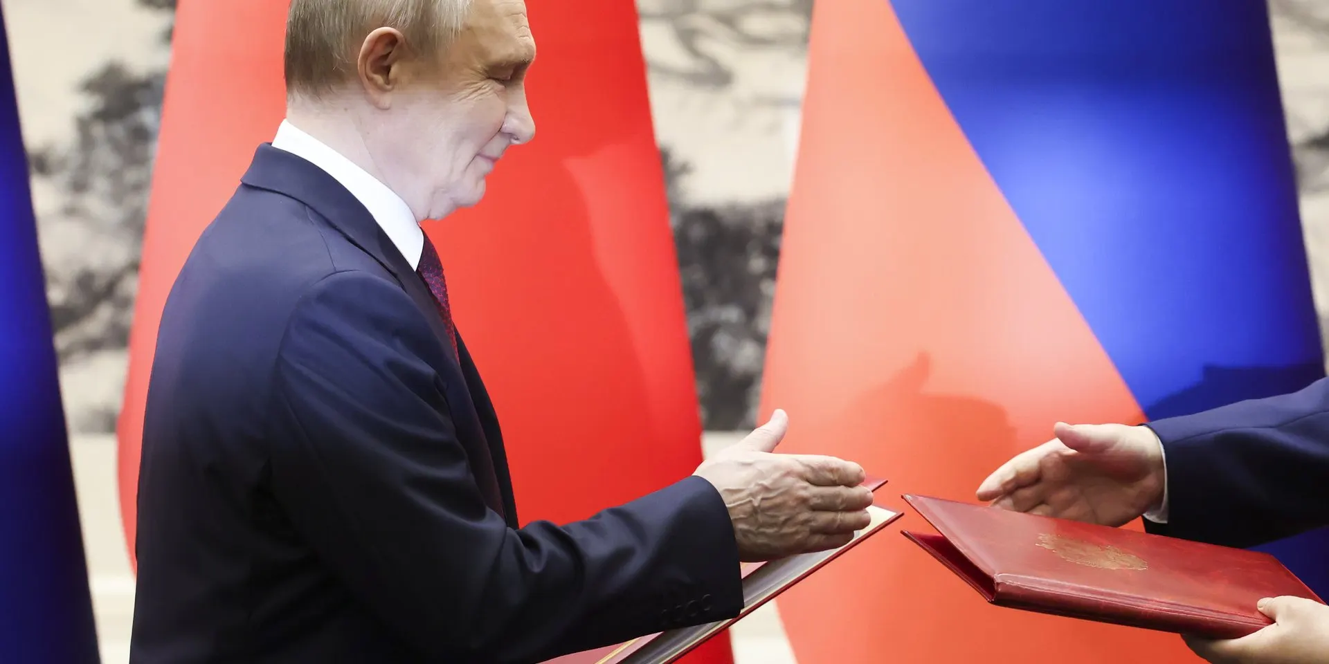 Двухдневная поездка завершилась подписанием ряда соглашений, но прорывного решения по газопроводу не достигнуто; заметный результат — продление безвизового режима до конца 2027 года.