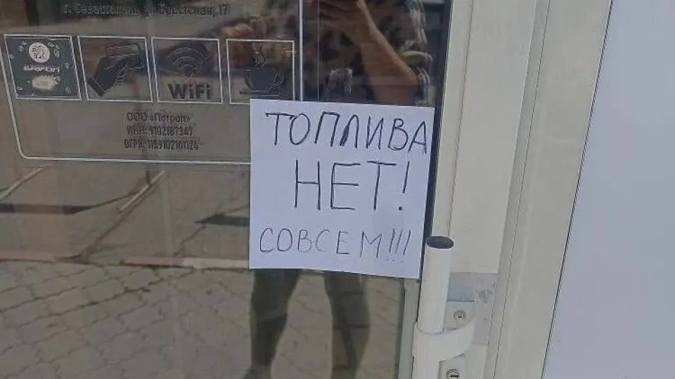 В аннексированном Крыму с 31 мая вводятся талоны на бензин марки АИ‑95 и лимиты на продажу АИ‑92 (не более 20 л). Ограничения связаны с ударами по НПЗ и нарушением логистики — правительство ужесточило контроль за выпуском нефтепродуктов.