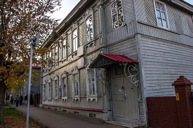 В несколько дней в Уфе фактически уничтожили два памятника конца XIX века: собственники объявляют работы реставрацией, горожане и активисты говорят о разрушении исторической среды.