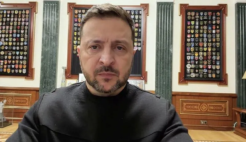 По словам президента Украины, разведка, опираясь на информацию от американских и европейских партнёров, зафиксировала признаки подготовки комбинированного удара с применением «Орешника». Граждан призвали реагировать на сигналы тревоги и пользоваться укрытиями.
