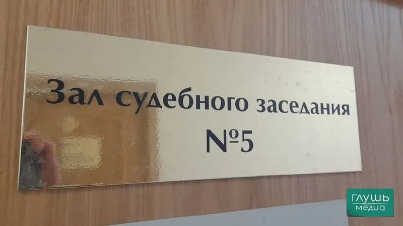 Верховный суд предлагает разрешить студентам юридических факультетов занимать должность секретаря судебного заседания, сняв требование о высшем юридическом образовании, чтобы снизить кадровый дефицит в судах.