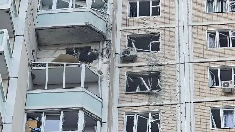 Ночью и утром на столицу и соседние регионы совершены масштабные атаки беспилотников: по разным данным есть погибшие и десятки пострадавших, повреждена инфраструктура и зафиксированы перебои с электричеством.