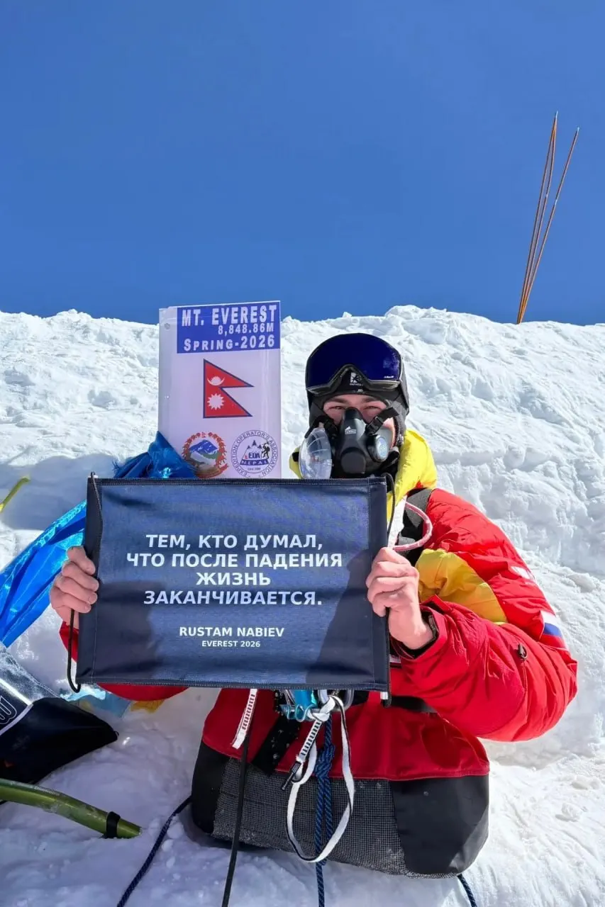 Параспортсмен из Уфы Рустам Набиев, потерявший обе ноги при обрушении казармы в Омске, достиг вершины Эвереста — подъём он совершил, двигаясь на руках.