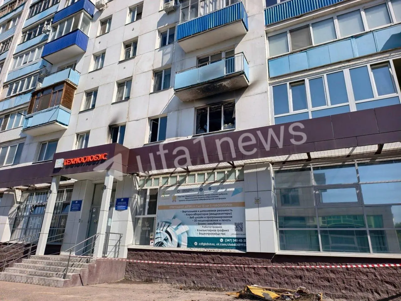 На втором этаже произошёл пожар — эвакуированы десять человек, среди них двое детей. Одна женщина госпитализирована с отравлением дымом. Пожар потушен, причины устанавливают.