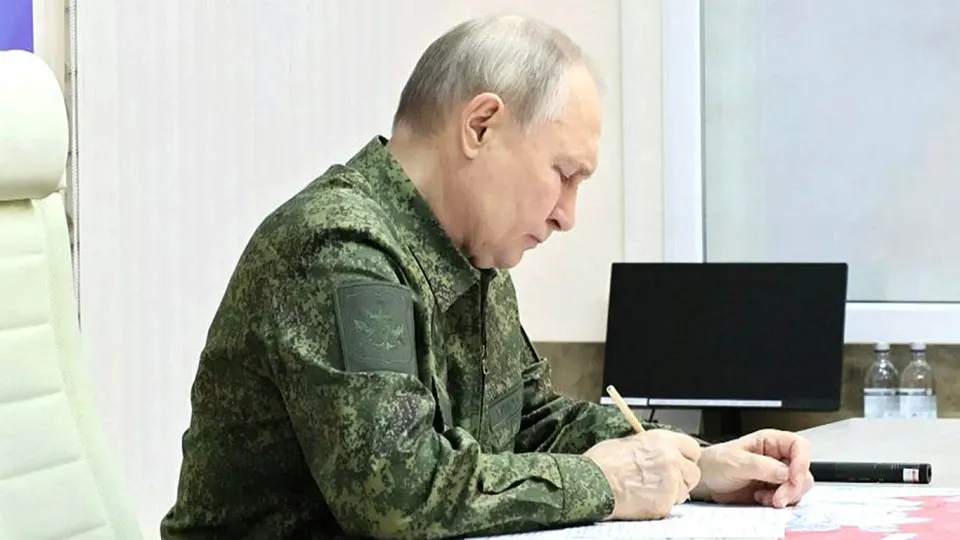 Разведслужбы ряда европейских стран отмечают, что сочетание неудач на поле боя, ударов дронов и экономических проблем может подтолкнуть Москву к эскалации в отношении стран Балтии. Для возможной операции уже принято законодательное обоснование.
