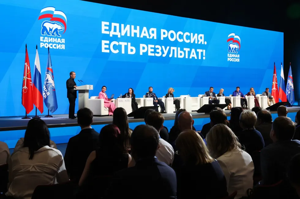 Политический блок администрации президента рекомендовал государственным и лояльным СМИ избегать слова «запрет» в заголовках и смещать акцент на «позитивные» инициативы единороссов — на фоне падения рейтингов и предстоящих выборов.