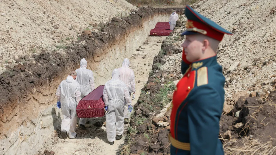 Анализ поимённых списков, реестра наследственных дел и судебной статистики даёт документально обоснованную минимальную оценку — примерно 352 тыс. погибших; в неё включены данные ЗАГС (≈261 тыс.) и около 90 тыс., признанных погибшими через суд.
