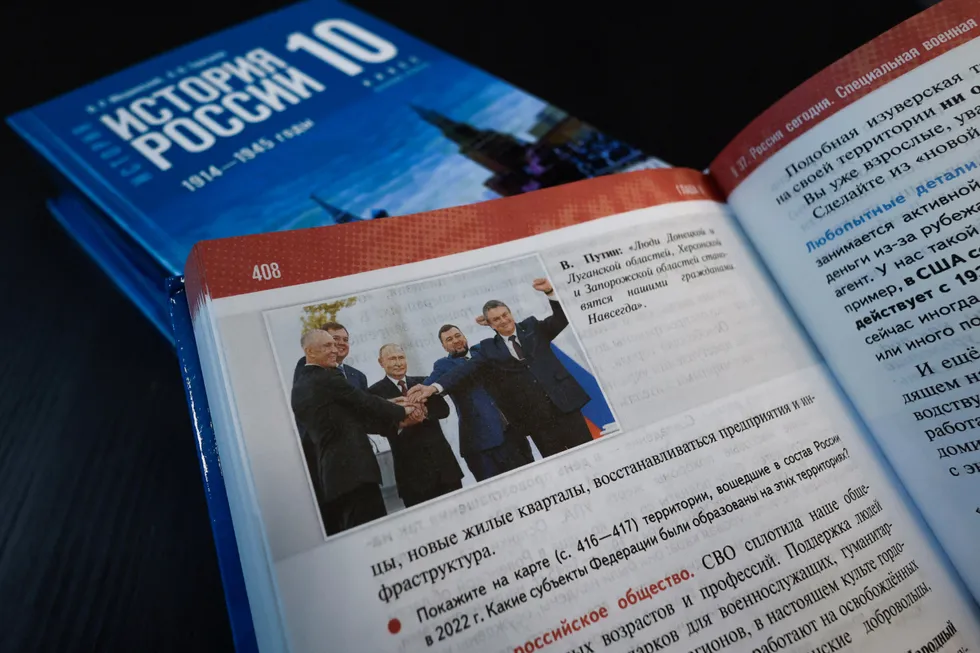 Историк Алексей Уваров разобрал линейку учебников для 6–9 классов и пришёл к выводу: вместо развития навыков критического мышления детям предлагают политизированный, идеологически выверенный нарратив прошлого.