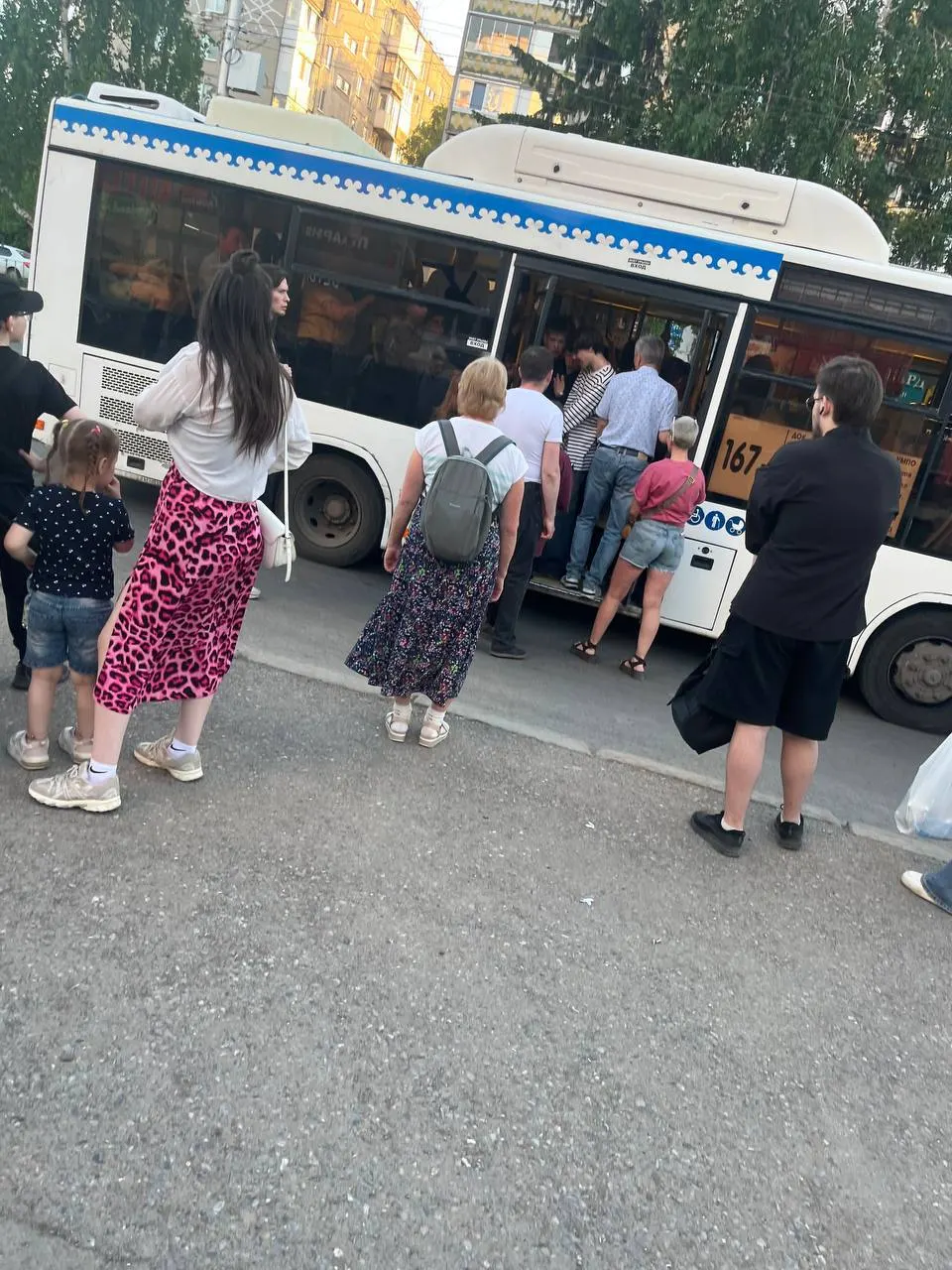 Жители сообщают, что в воскресенье вечером примерно с 20:20 до 20:50 не пришел ни один автобус крупнейшего перевозчика; единственный пришедший маршрут оказался переполнен.