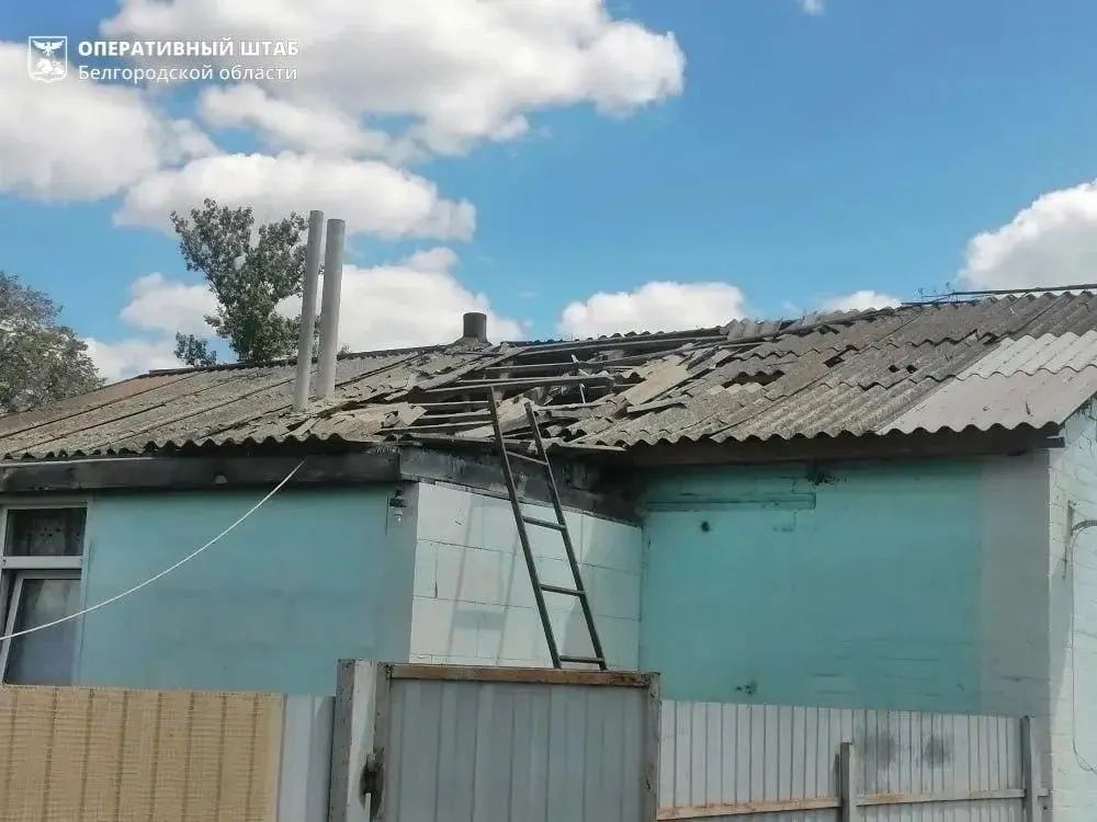 В результате налётов беспилотников в трёх регионах загорелись жилые дома и поезд, проводится эвакуация, работают спасатели.