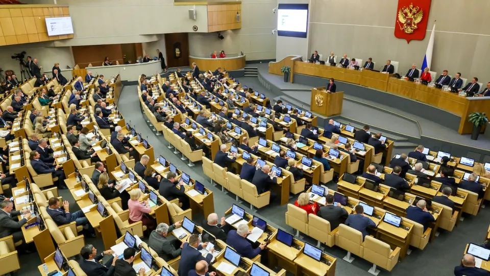 Комитет Госдумы одобрил поправки, которые позволят арестовывать имущество россиян, проживающих за границей, даже если его стоимость значительно превышает сумму штрафа; дела будут рассматриваться заочно, решения вступают в силу немедленно.