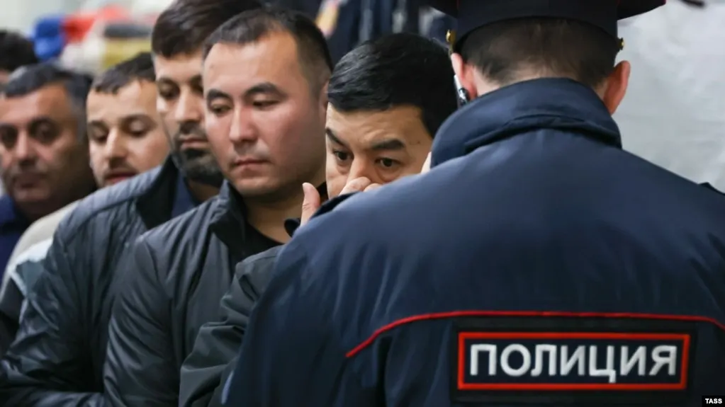 Проект расширяет основания для административного выдворения иностранных граждан и лиц без гражданства — от участия в несогласованных митингах и «дискредитации» вооружённых сил до призывов к санкциям, экстремистских действий и мелкого хулиганства.