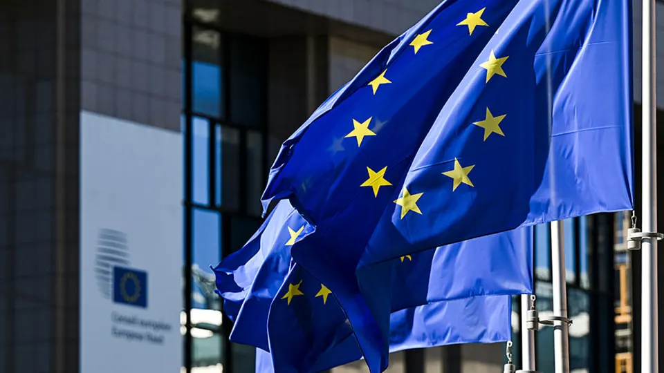 После смены руководства Венгрии в Брюсселе инициировали обсуждение перехода от полугодичного к годовому продлению санкций и возможного «мини‑пакета» мер против теневого флота и военной промышленности России.