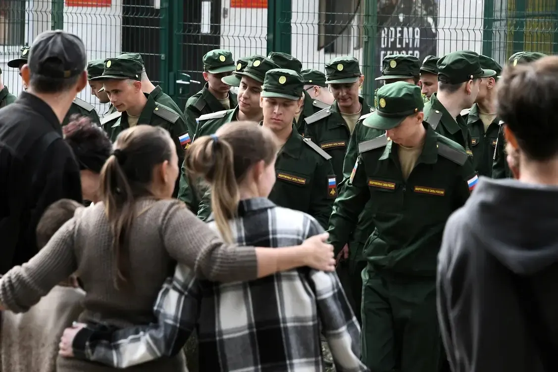 Инициативная группа из более чем 450 женщин подала первый иск в Верховный суд РФ и планирует серию судебных обращений против норм, которые лишают права на выплаты тех, у кого не было общего несовершеннолетнего ребенка с погибшим партнером.
