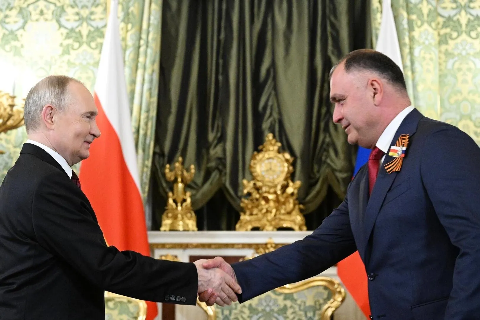 Владимир Путин направил в Государственную думу проект закона о ратификации соглашения с Южной Осетией, которое предполагает гармонизацию законодательства, совместную внешнюю и оборонную политику, а также интеграцию экономических и социальных систем двух стран.