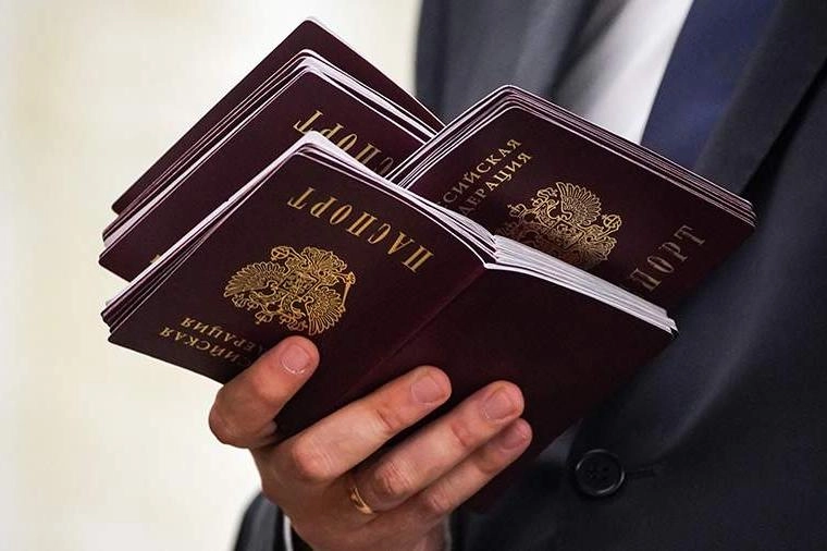 Депутаты внесут поправки ко второму чтению закона о гражданстве: иностранцам с непогашенной судимостью могут разрешить получение РВП, ВНЖ и гражданства, если их привлекли к ответственности за поддержку политики России или СВО в других государствах.