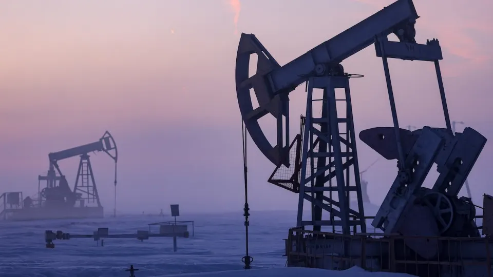 По обновлённому макропрогнозу добыча нефти в России в 2026 году продолжит падение четвёртый год подряд — до приблизительно 511 млн тонн, что станет минимальным показателем с 2009 года. Причины — ухудшение финансовых показателей компаний, сокращение бурения и влияние военных расходов и санкций.