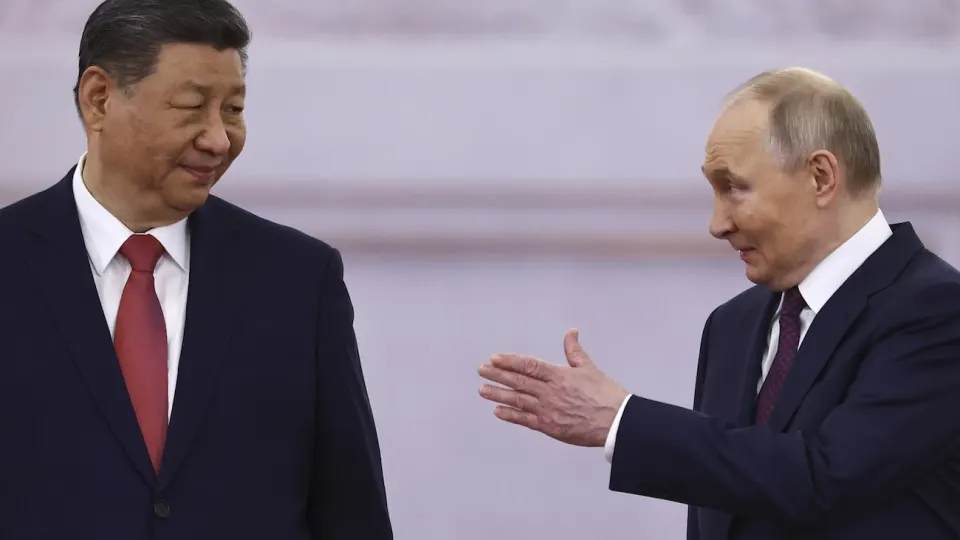 Президент России вновь направляется в Пекин с большой делегацией, чтобы на личных переговорах попытаться согласовать строительство газопровода «Сила Сибири‑2». В повестке — цены, инвестиционные условия и сроки начала поставок.