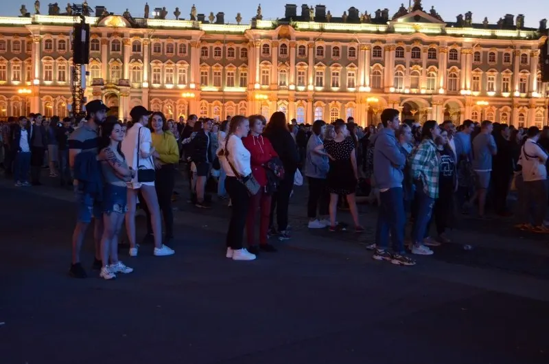 Ночь с 27 на 28 июня в Петербурге соберёт около 66 тысяч выпускников на «Алых парусах». Одновременно утверждены приоритетные образовательные программы, расширены бюджетные места, а в Смоленске пройдёт День молодёжи с концертами и интерактивными площадками.