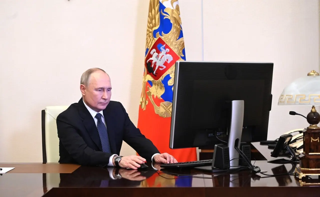 Президент распорядился обеспечить работу критически важных интернет‑сервисов через «белые списки» при ограничениях доступа; ответственными названы премьер Мишустин и директор ФСБ Бортников.