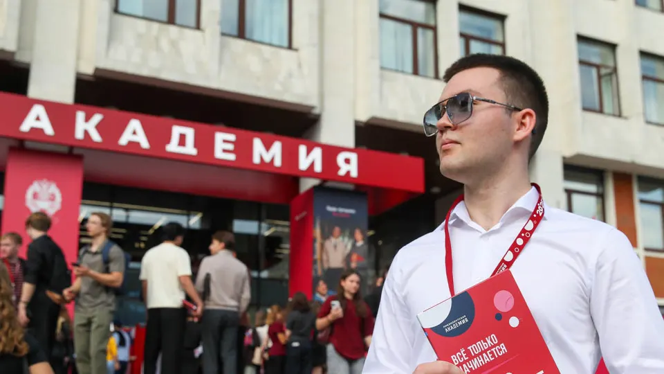 Ряд вузов распространяет предложения о годичной службе в отрядах по борьбе с БПЛА с крупными выплатами и премиями. Власти масштабно привлекают студентов в войска беспилотных систем.