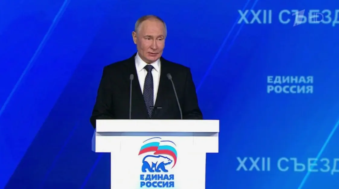 Пресс‑секретарь президента не исключил участие Владимира Путина в съезде партии 28 июня. Социология фиксирует снижение поддержки ЕР примерно до 35,5%, и выступление президента могло бы повысить её результат.