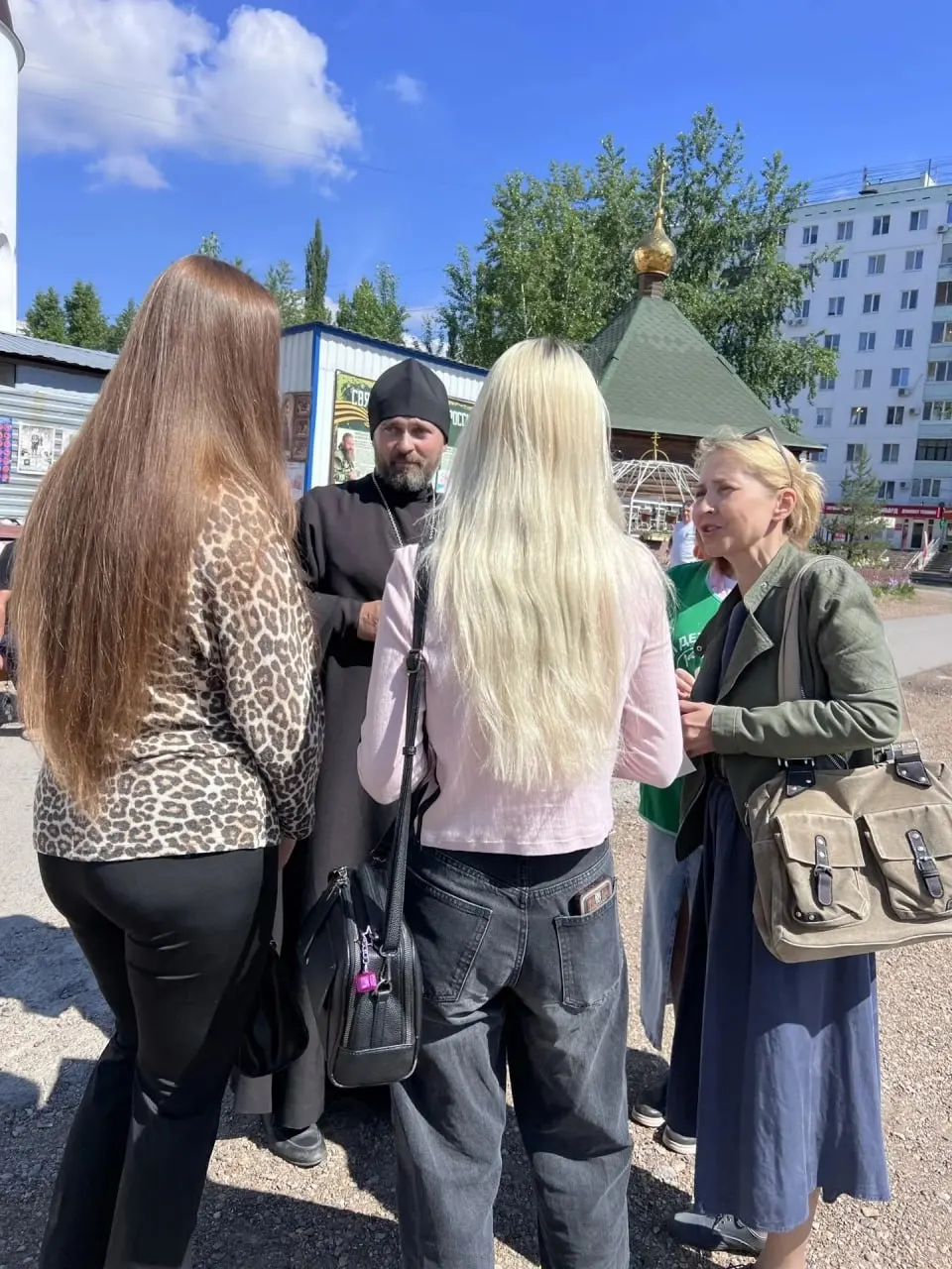 В уфимском храме прошла акция, приуроченная к Дню защиты детей: участникам раздавали буклеты о материнстве, можно было пообщаться со священником и посмотреть выставку с фразами от имени нерождённых детей.