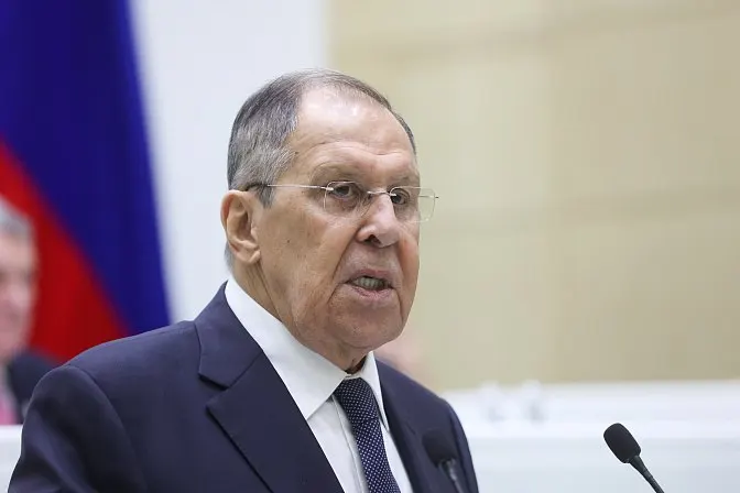 Глава МИД России заявил, что нормы ЕАЭС и ЕС взаимоисключающие, решение Еревана повлияет на тарифную политику и фитосанитарные правила; ранее Россия прибегла к дипломатическим консультациям и ввела торговые ограничения.