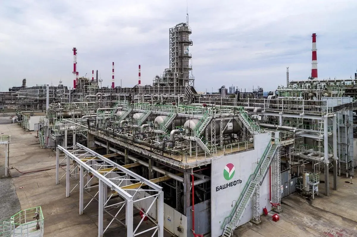 Власти Башкирии реализовали пакет акций «Башнефти» за 14,8 млрд рублей — сделка должна покрыть существенную часть дефицита региона, связанного с ростом расходов на поддержку участников СВО и их семей. После объявления о продаже в республике начались перебои с поставками топлива на фоне ударов беспилотников.