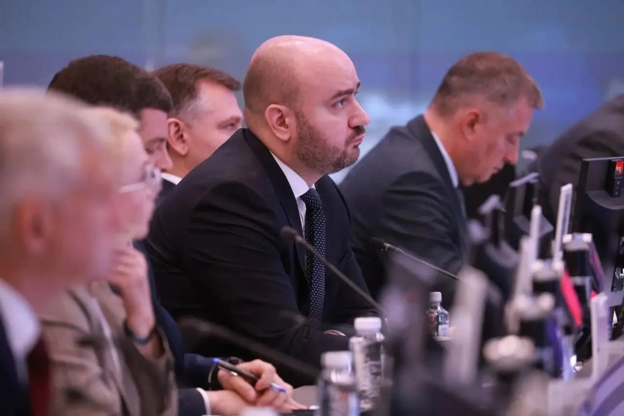 Вячеслав Федорищев принял участие в совещании под председательством вице‑премьера Александра Новака. Обсуждали поставки бензина и дизеля в регионы, стабилизацию рынка и координацию между федеральным центром, регионами и поставщиками.