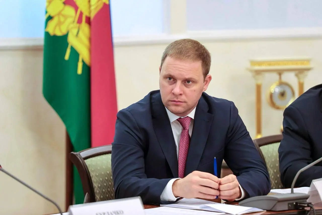 Швец, ранее в течение пяти лет возглавлявший Анапу, стал руководителем госкорпорации «Туризм РФ». До этого он более десяти лет работал в системе государственного и муниципального управления в Краснодарском крае, курируя вопросы инвестиций, развития МСП, цифровизации и туризма.