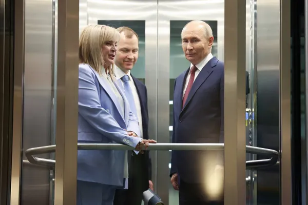 Пресс‑секретарь президента заявил, что подготовка к выборам в Госдуму, намеченным на сентябрь 2026 года, идет по плану — они назначены указом. Сообщения о возможном переносе исходят от близких к администрации источников, но официальных документов нет.