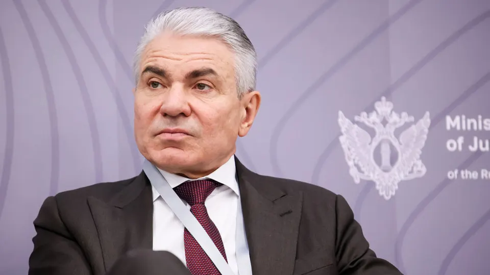 Заместитель министра юстиции заявил, что крупные разработчики искусственного интеллекта должны внедрить механизмы, препятствующие «вреду», сопоставимому с деятельностью иностранных агентов; предложены ответственность владельцев и финансовые штрафы.