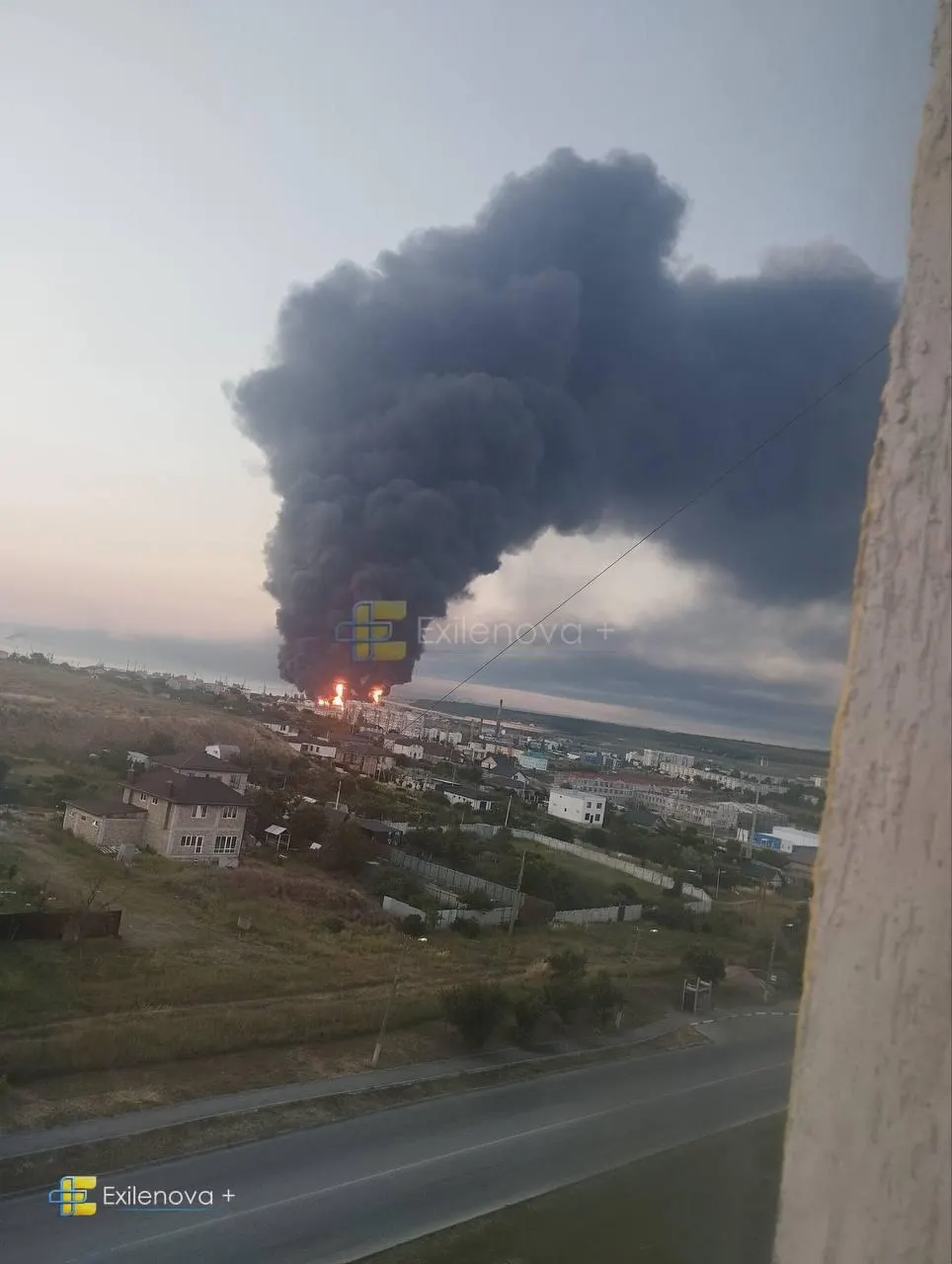 В результате удара беспилотников в районе Керченского пролива загорелась нефтебаза, повреждены жилые дома. По разным данным — несколько погибших и множество раненых; среди пострадавших есть дети.