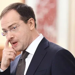 Помощник президента заявил о необходимости распределения и трудовых контрактов для бюджетников, ссылаясь на «планово‑капиталистическую» модель и пример здравоохранения; идею предлагают как способ закрыть дефицит кадров в регионах.