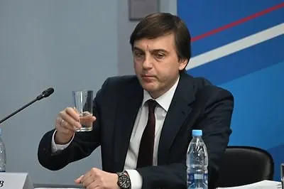 Министерство просвещения утвердило перечень внеклассного чтения на летние каникулы, в который вошли современные патриотические книги о подвигах «современных защитников Отечества», в том числе произведения о героях специальной военной операции.