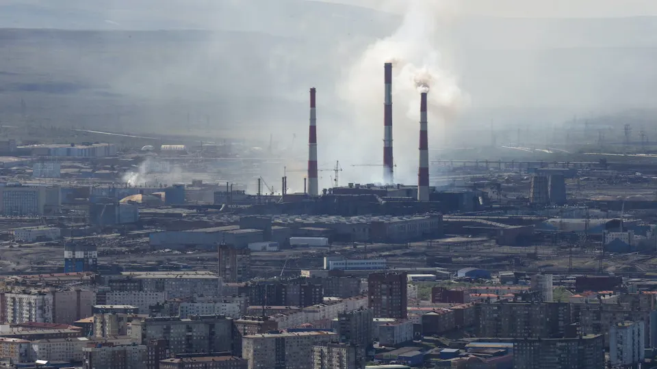 В мае промышленное производство сократилось на 0,7% в годовом выражении; большинство отраслей находятся в рецессии, сильнее всего пострадали нефтепереработка и металлургия.