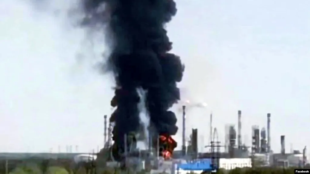После атаки на Тюменский нефтеперерабатывающий завод произошли возгорания на производственных установках; переработка нефти приостановлена, сроки возобновления работы неизвестны.