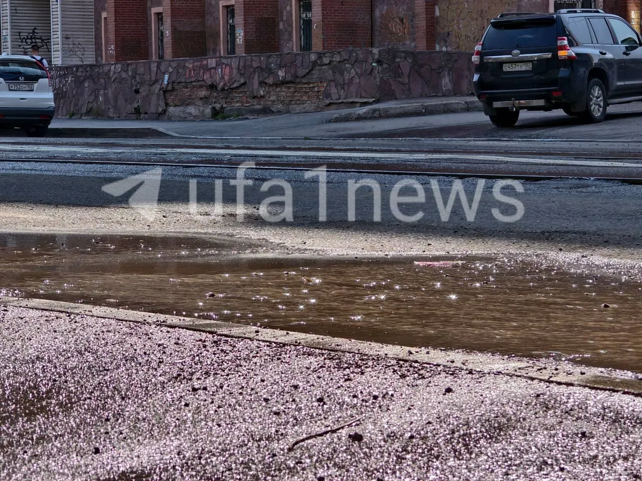 Потоки воды текут от бульвара Ибрагимова вниз по улице Ленина — дождя не было, коммунальщики называют это подземной утечкой и оценивают её критичность.
