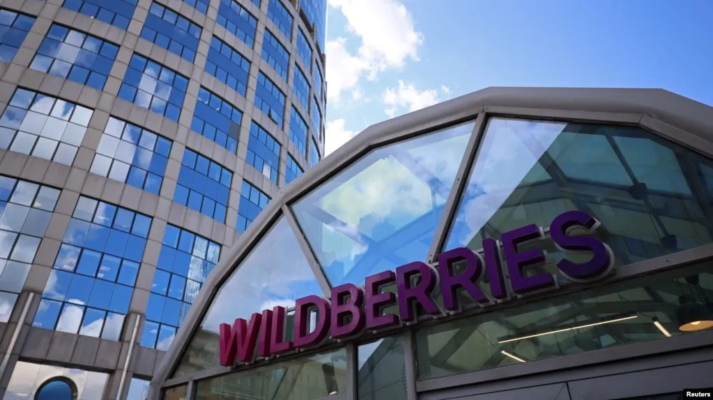 Ночные удары беспилотников повредили логистические объекты Wildberries в Пензенской области и Удмуртии, в регионе также сообщают о возгораниях в районе Тамани. Есть данные об эвакуации сотрудников и одном пострадавшем.