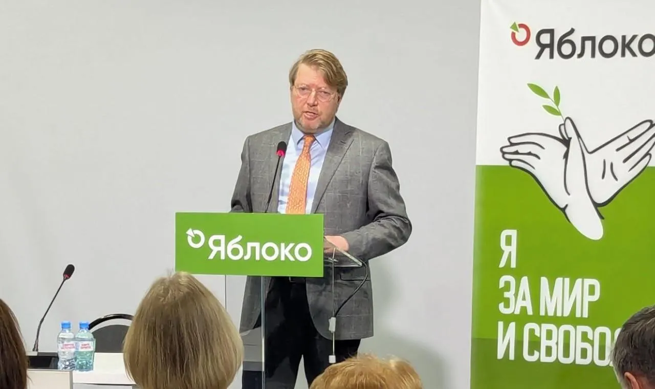 Верховный суд оставил в силе решение петербургского суда о штрафе за публикацию с изображением Алексея Навального. Партия намерена обжаловать постановление в Конституционном суде.