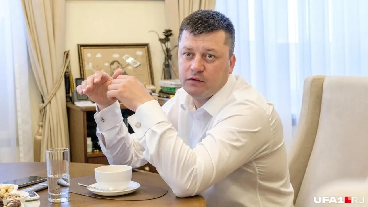 По словам его адвоката, экс-мэр не намерен восстанавливать работу в администрации даже при снятии обвинений; юрист также назвал увольнение политически мотивированным.