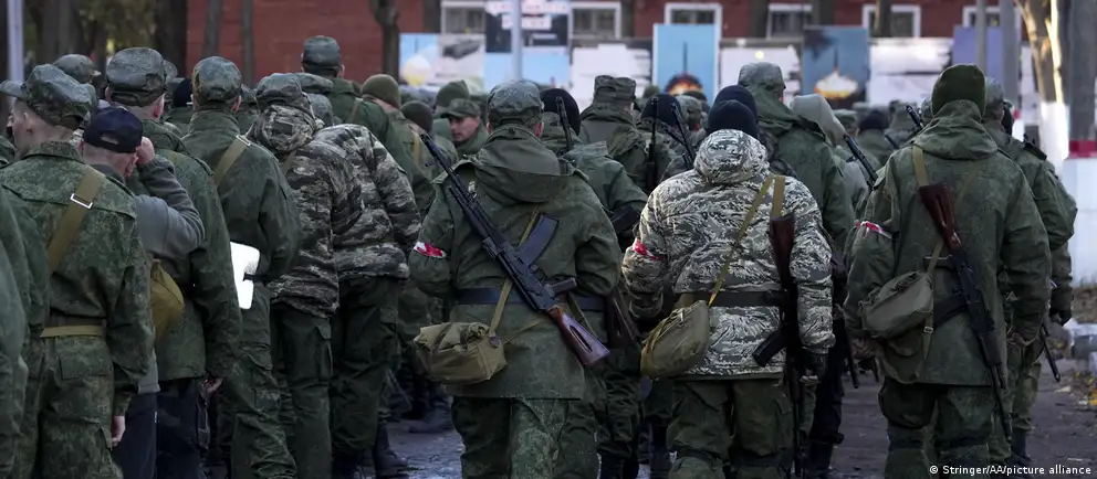Власти отрицают планы на новую волну призыва, тогда как независимые расследования и зарубежные аналитики указывают на обсуждения на фоне проблем с набором контрактников и ростом оттока граждан.