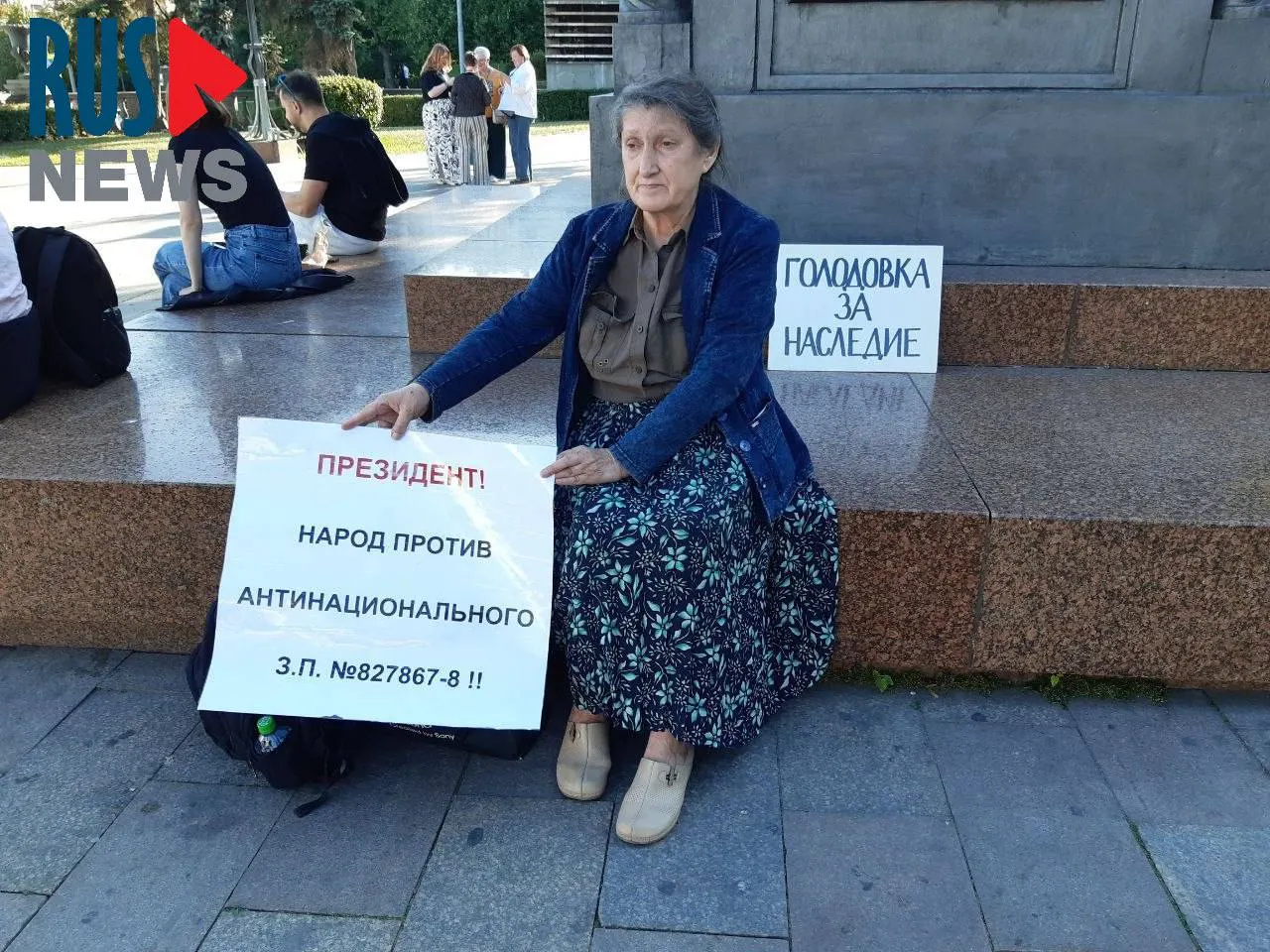 Председатель новосибирского отделения ВООПИК Наталья Шамина устроила голодовку у памятника в Москве в знак протеста против законопроекта о передаче региональным властям права исключать объекты культурного наследия; через час её задержала полиция.